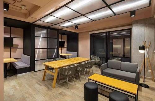 a dining room with a table and chairs at Suite en Torre Kyo Constella con vistas panorámicas in Monterrey