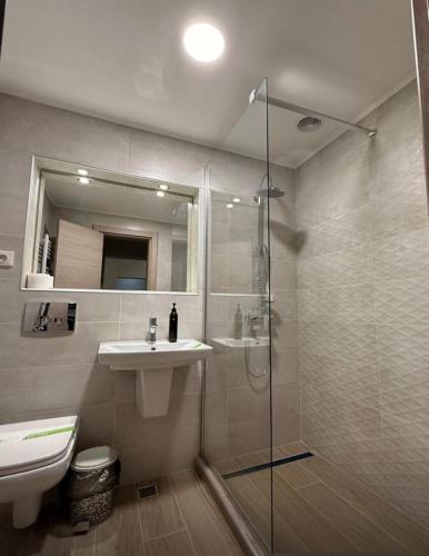 ein Badezimmer mit Dusche, Waschbecken und Toilette in der Unterkunft Hotel Tiara in Ploieşti
