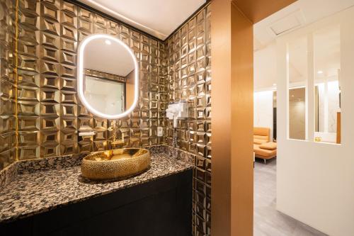 a bathroom with a sink and a mirror at Dongdaemun Signature Tourist Hotel in Seoul