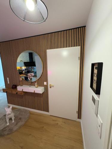 a room with a white door and a mirror at Escale Cosy à Villeneuve in Villeneuve-la-Garenne