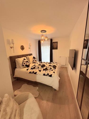 a bedroom with a large bed and a window at Escale Cosy à Villeneuve in Villeneuve-la-Garenne
