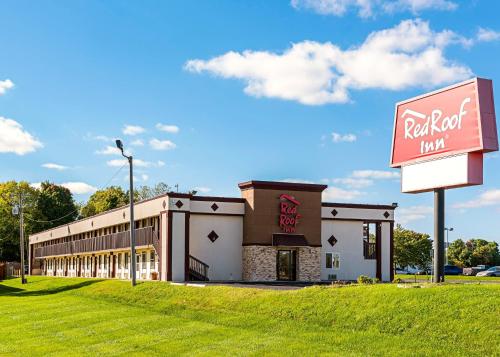 a building with a sign in front of it at Red Roof Inn Anderson, IN in Anderson