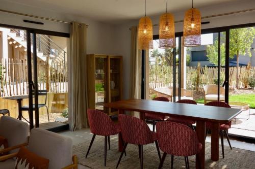 une salle à manger avec une table et des chaises dans l'établissement Gardenia, à Barneville-Carteret
