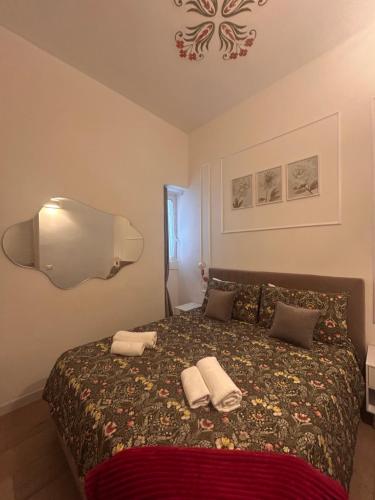 a bedroom with a bed with two towels on it at Casa Vacanze: Eureka in Ostuni