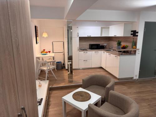 Beautiful new NDK Main street apartment