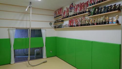 a room with green cabinets at BigTree JUDOハウス in Urazoe