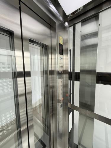 an elevator in a building with glass walls at Amazon Hotel in Phước Hậu (1)