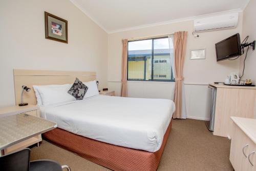 a hotel room with a bed and a window at Ingenia Holidays Nepean River in Emu Plains