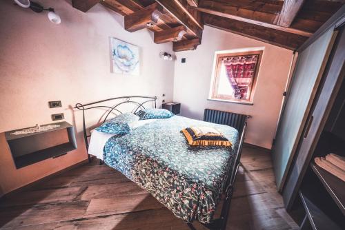 a bedroom with a bed with a blue comforter at La Lune de Saint George in Hone