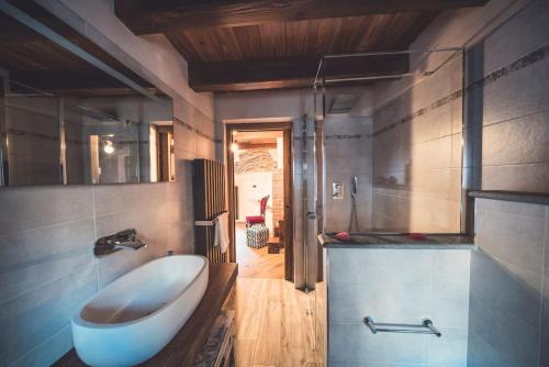 a bathroom with a bath tub and a sink at La Lune de Saint George in Hone
