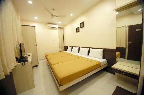 Hotel Madhuri Executiveにあるベッド