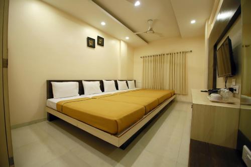Hotel Madhuri Executiveにあるベッド