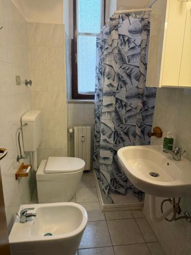 a bathroom with a toilet and a sink at Apartment in Alexandria! in Alessandria