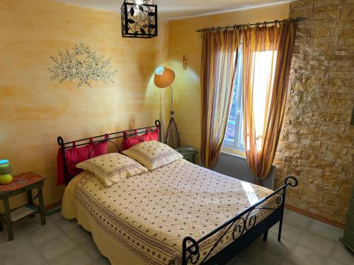 a bedroom with a bed and a window at Domaine De JI in Montagnac