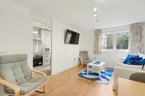 a living room with a couch and a table at Central London flat 10 min to Westminster in London