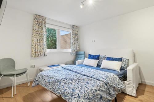 a bedroom with a bed and a window at Central London flat 10 min to Westminster in London