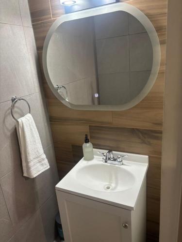 a bathroom with a sink and a mirror at Bello Departamento Completo con 2 recámaras! in San Baltasar