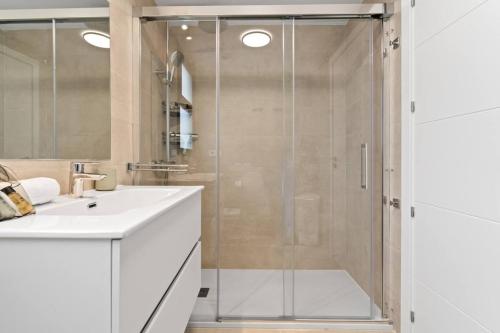 Aranya Apt - Pool, Gym and Co-Working Space photo 4