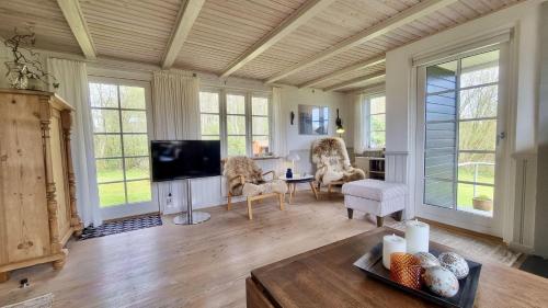 Gallery image of Ferienhaus-am-Wald-mit-Kamin-und-zwei-Terrassen in Haderslev