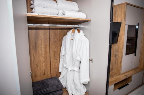 Ein Zimmer mit einem Schrank mit weißen Handtüchern und einer Tür in der Unterkunft The performant in Satu Mare