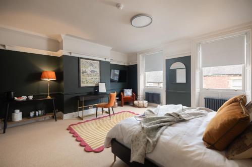 a bedroom with a bed and a desk and a chair at 35 Kirkgate in Thirsk