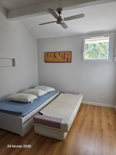 a bedroom with a bed and a ceiling fan at Spacieuse villa au calme avec grande piscine in Bormes-les-Mimosas