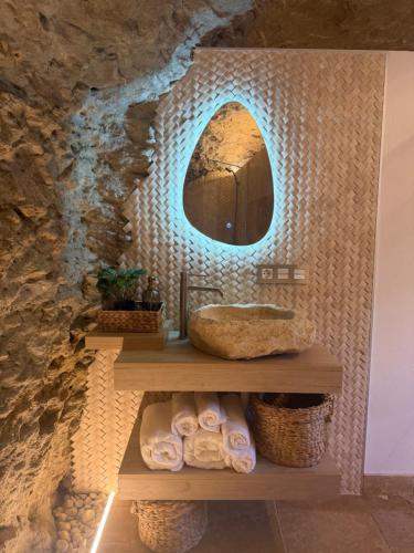 a bathroom with a sink and a mirror at Casa Cueva Transmina 10 in Setenil