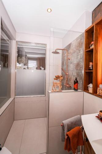 a bathroom with a shower and a sink at Villa Botanica in Neustadt an der Weinstraße