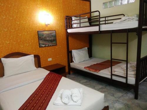 Кровать или кровати в номере Thepparat Lodge Krabi