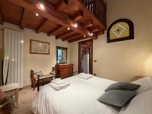 a bedroom with a large white bed in a room at DOMA LUXURY HOMe in Desenzano del Garda