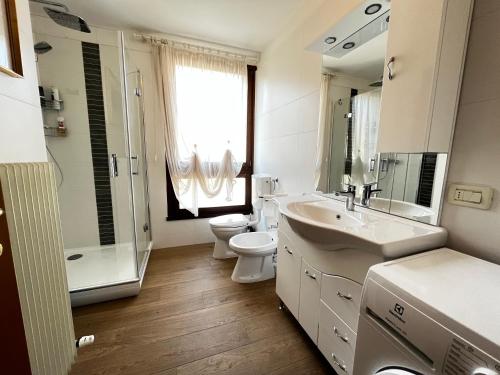 a bathroom with a sink and a toilet and a shower at Campo Porta Nuova in Grado
