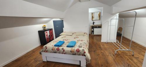 a bedroom with a bed with blue pillows on it at Villa Papillons Narbonne 'Jardin & Clim' 'Proche Centre & Plages' in Narbonne