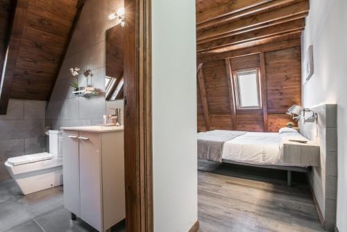 a small bedroom with a bed and a bathroom at Hotel SNÖ Mont Romies in Salardú