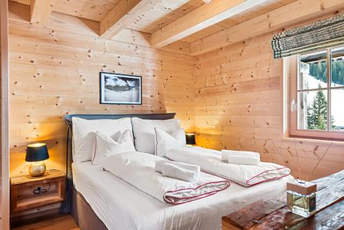 a bedroom with a bed in a log cabin at Chalet Lachtal in Lachtal