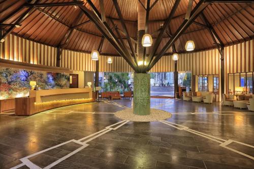 un grande edificio con un albero al centro di ASTON Sunset Beach Resort - Gili Trawangan a Gili Trawangan