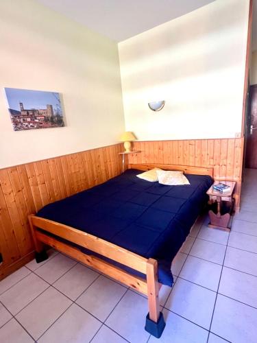 a bedroom with a blue bed in a room at Résidence thermale de Vernet-les-Bains - balcon, ascenseur, wifi, parking in Vernet-les-Bains