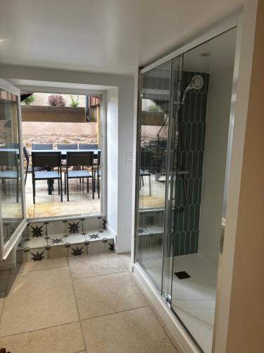 La villa Alixel في بلينوف-فال-أندريه: غرفة طعام مع باب زجاجي وطاولة