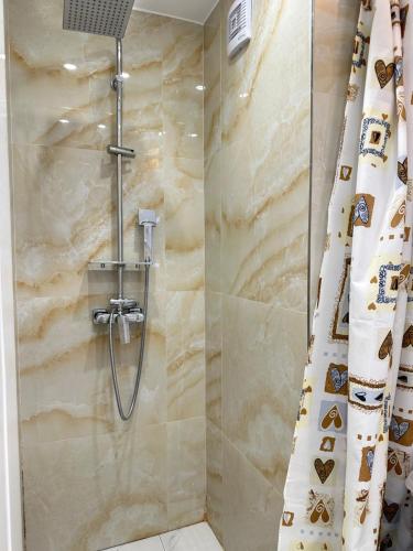 eine Dusche mit Duschvorhang im Badezimmer in der Unterkunft Hidden Gem Azure in Sarandë