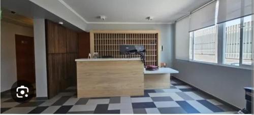 ein Büro mit einem Schreibtisch, auf dem ein Computer steht in der Unterkunft edificio libertad Iquique con vista y wifi in Iquique