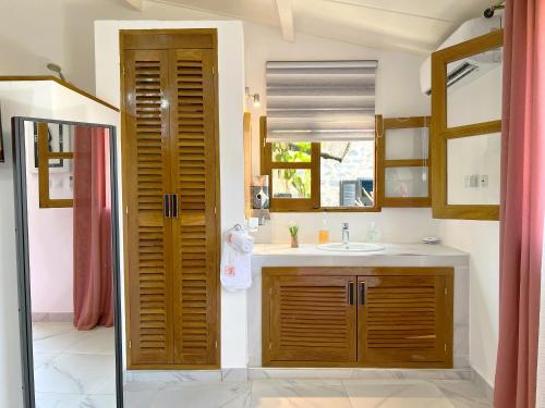 a bathroom with a sink and a mirror at Résidence Soros - Île de Gorée in Dakar