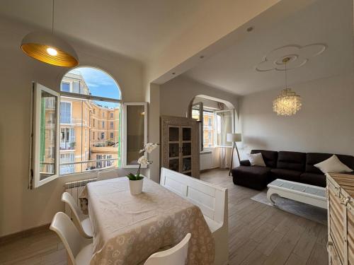 a living room with a table and a couch at Appartamento Bixio sul porto in Sanremo