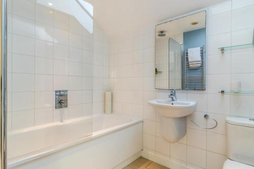 a bathroom with a tub and a sink and a toilet at 3 Bed in Knodishall oc-wbco in Aldringham