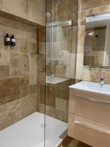 a bathroom with a shower and a sink at Studio Music Blue - Bourgoin Centre in Bourgoin