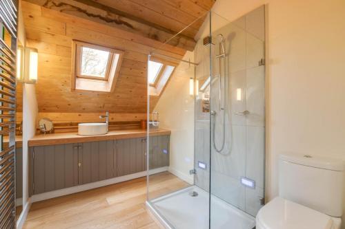 a bathroom with a glass shower and a toilet at 3 Bed in Debenham oc-thefol in Debenham