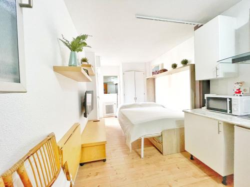 Acogedor estudio con terraza y AC
