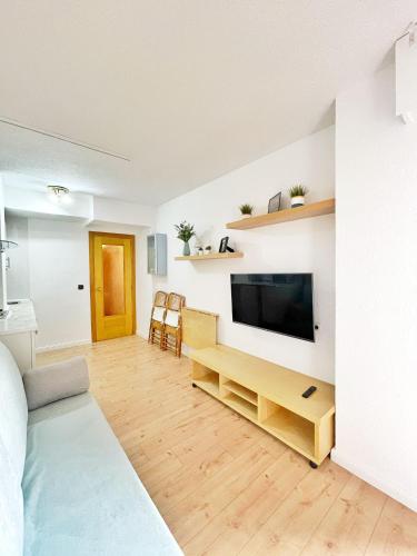 Acogedor estudio con terraza y AC