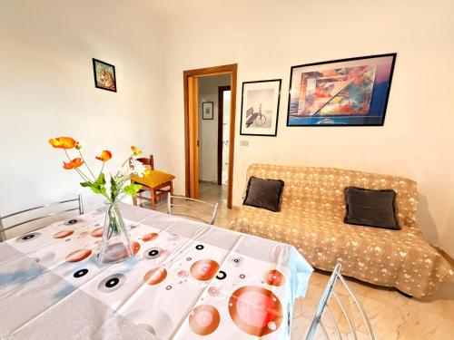 a living room with a table and a couch at Baia Incantata in Baia Verde