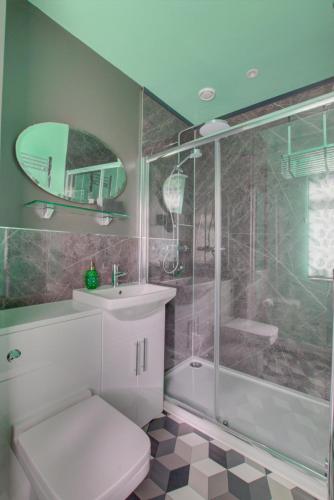 a bathroom with a shower and a toilet and a sink at 2 Bed in Felixstowe oc-hideo in Felixstowe
