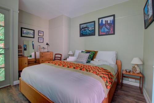 a bedroom with a large bed in a room at 2 Bed in Felixstowe oc-hideo in Felixstowe