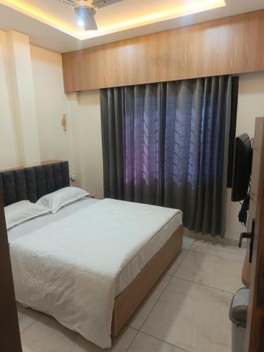 a bedroom with a large bed and a window at Hotel Jayaswal INN in Bharbharia